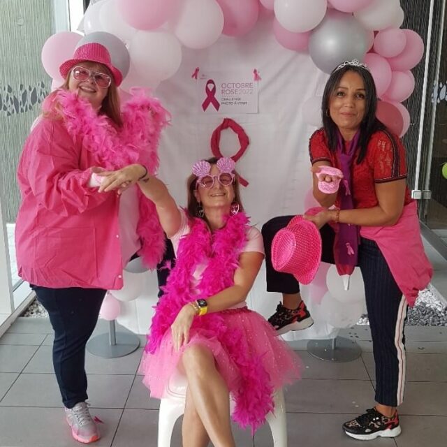 Trois infirmières posent en rose