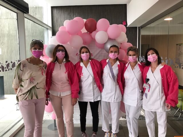 Groupe d'aide soignant habillé en rose