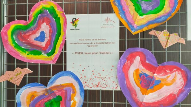 Des coeurs en papiers dessinés par des écoliers pour montrer leur solidarité face aux dons d'organes