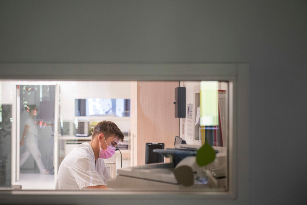 Infirmier assis à son bureau