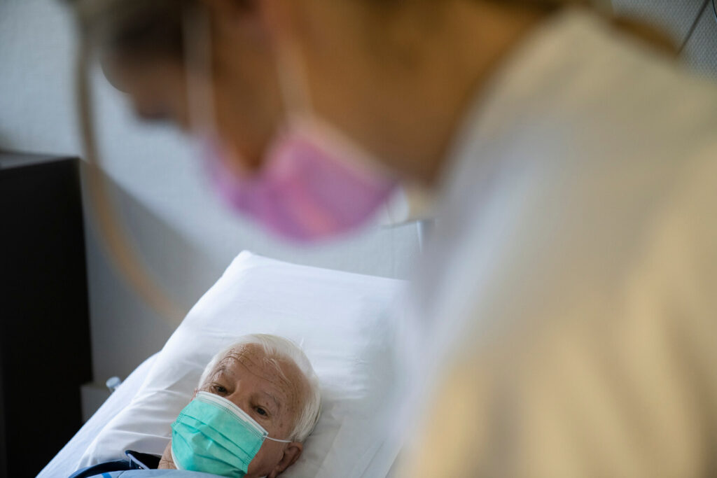 Patient discute avec médecin néphrologue